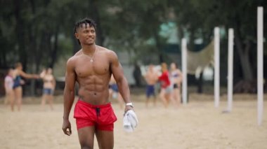 Selam jest tebrik bir plaj Merhaba seksi maço adam