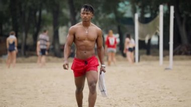 Bir plajda seksi maço adam tebrik selam jest yapmak