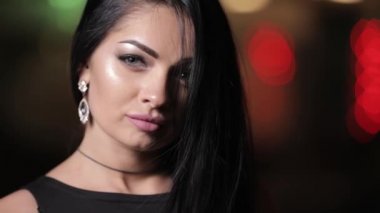 Takı kavramı, yakın kadın yüz küpe Mücevherat gece ile