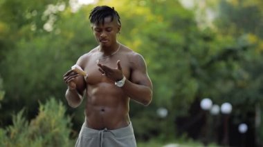 Afrika maço adam üstsüz yeme dondurma