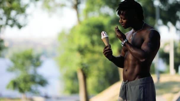 Africano macho hombre topless comer helado — Vídeos de Stock