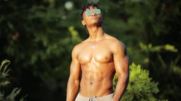 Africano macho hombre topless en gafas de sol polarizadas mirando a su alrededor — Vídeos de Stock