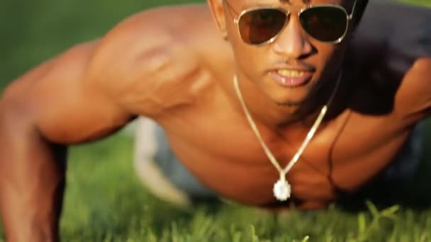 Muskulöser schwarzafrikanischer Mann Liegestützübung im Park — Stockvideo