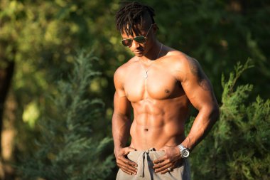 Afrika maço erkek vücut geliştirmeci bir parkta çıplak gövde ile üstsüz
