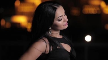 Çekici esmer kadın sıra yüz ve kamera için geceleri arıyorsunuz