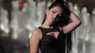 Takı küpe kadınla güzel lüks gece Çeşme saçlara dokunma