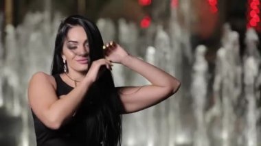 Esmer kadın gece çeşmede poz