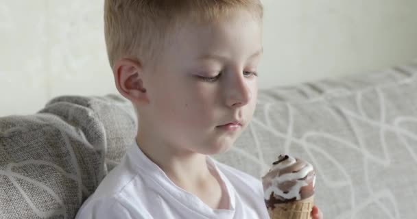 Niño comiendo helado — Vídeo de stock