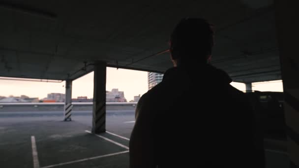 Otopark, kentsel place şehir arkadan görünüm yürüyen rapçi adam — Stok video