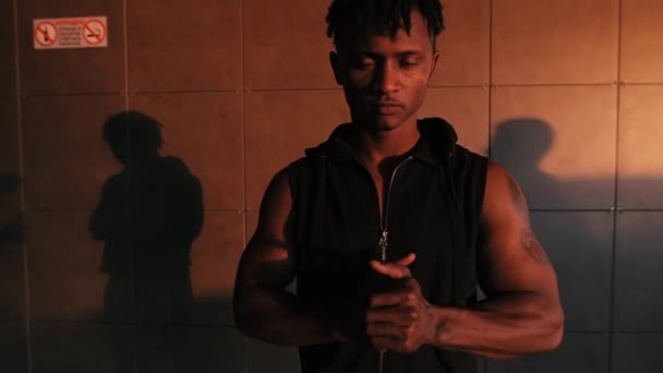 Rapper muž vážné hooligan gangstera v městských místo na mě dívá — Stock video