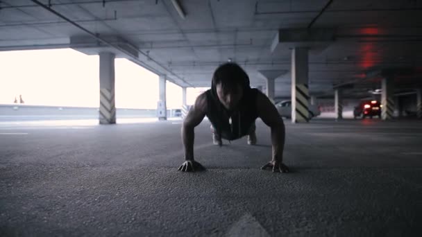 Man push-ups in stedelijke plaats, training, sterkte — Stockvideo