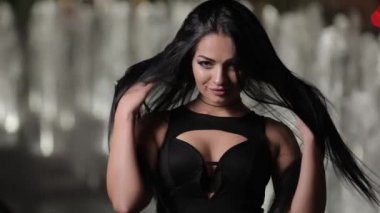 Güzellik, makyaj kavramı, esmer kadın gece çeşmede poz