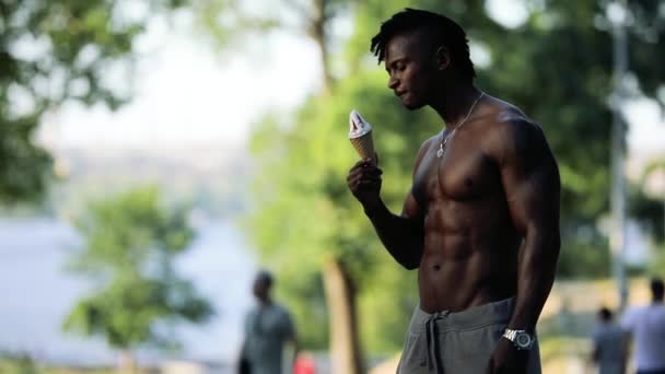 Africano macho hombre topless comer helado — Vídeo de stock