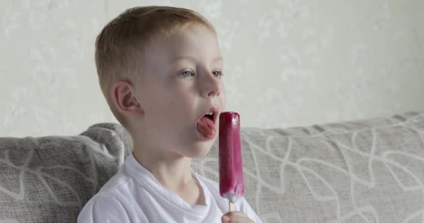 甘いフルーツ アイス クリーム、4 k ultrahd 映像を食べる少年 — ストック動画