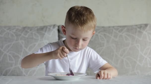 Menino comendo sorvete — Vídeo de Stock