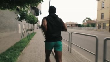 Kentsel şehir yerde, arkadan görünüm jogging adam