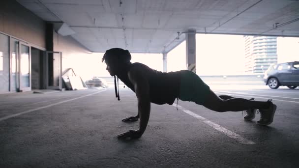 El hombre flexiones en el lugar urbano, entrenamiento, fuerza — Vídeos de Stock