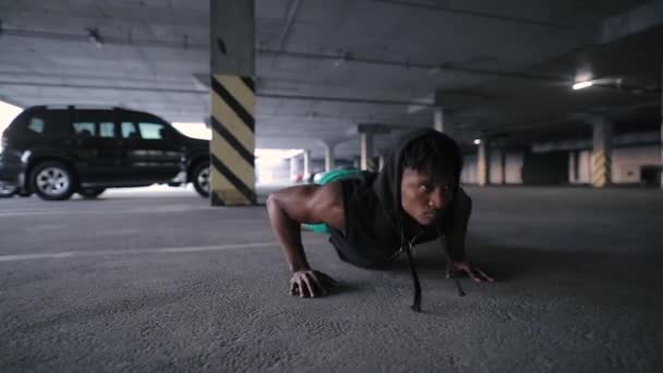 El hombre flexiones en el lugar urbano, entrenamiento, fuerza — Vídeos de Stock