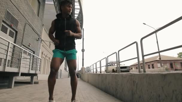 Homme jogging dans la ville urbaine place — Video