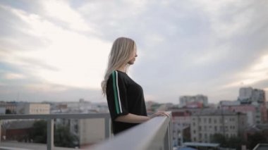 Rahat kız şehir çatı akşam itibariyle dört gözle