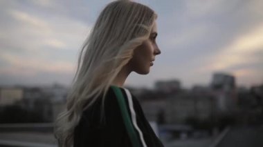 Rahat kız şehir çatı akşam itibariyle dört gözle