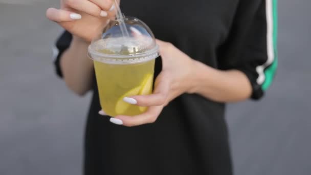 Mujer joven mezclando y bebiendo jugo fresco — Vídeos de Stock