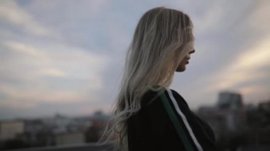 Rahat kız şehir çatı akşam itibariyle dört gözle