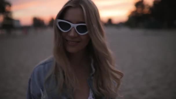 Feliz libertad chica joven disfrutar de vacaciones descansando en una playa — Vídeos de Stock