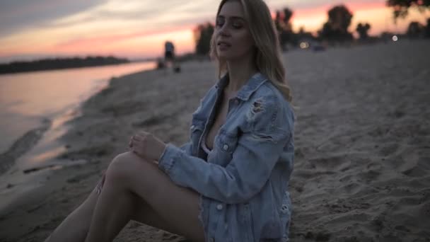 Jovem coquete atraente mulher retrato sentado na praia do rio — Vídeo de Stock