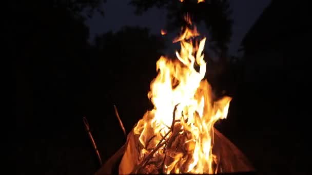 Пожар в барбекю ночью, пламя в замедленной съемке — стоковое видео