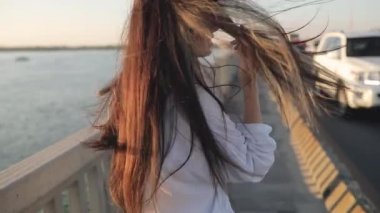 Mutlu kadın bir köprüde yürüyüş yapmak beni jest, ağır çekim izle