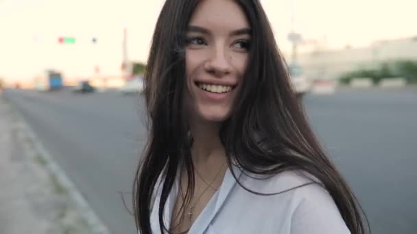 Mulher feliz correndo na cidade, câmera lenta — Vídeo de Stock