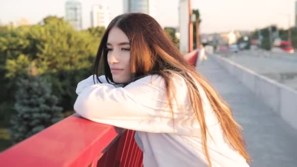 Mujer linda retrato mirando el horizonte de pie en un puente, cámara lenta — Vídeos de Stock