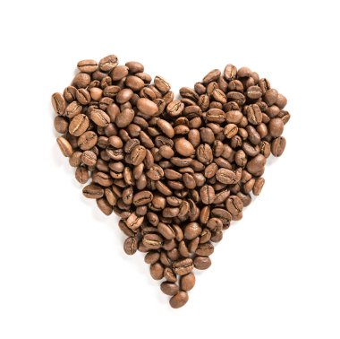 Kalp şeklinde beyaz arka plan üzerinde kahve granülleri