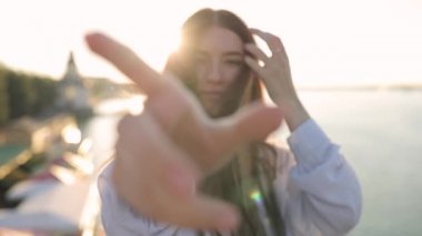 Genç kadın bir köprü, ağır çekim güneş ışığında eğleniyor