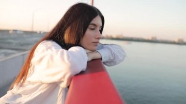 Sevimli kadın yüz portre bir köprü, ağır çekim