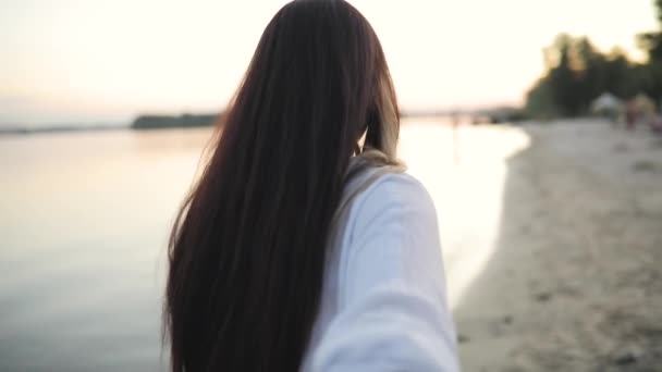 Mutlu özgürlük genç kız bir plajda, benimle gel. — Stok video