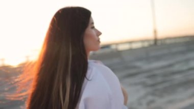 Genç gülümseyen güneş ışığı bir köprü üzerinde yürüyen kadın yavaş hareket