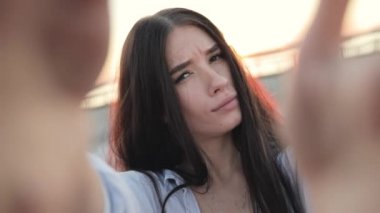 Kadın holding kamera güneş ışınları dilini gösteren gülümseyen genç yavaş hareket