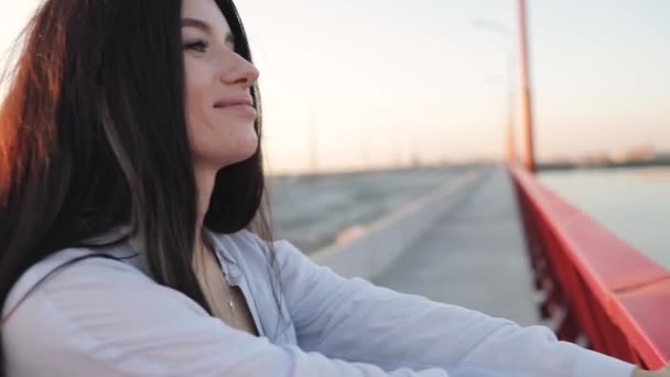 Gelukkige vrouw lopen op een brug, maken mij volgen gebaar, slow-motion — Stockvideo