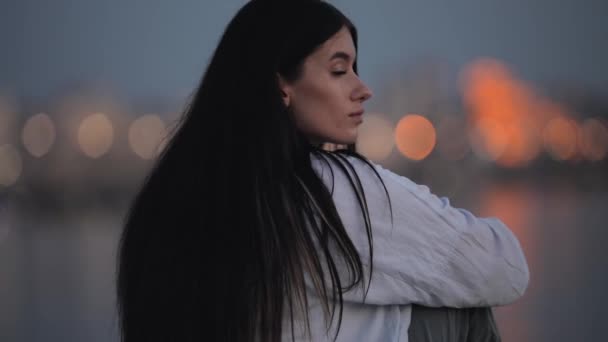 Jonge vrouw alleen op een strand — Stockvideo