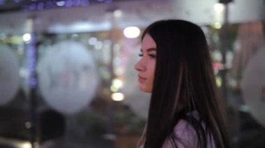 Şehir merkezinde müzik ve rahatlatıcı gece city adlı yürüyen yalnızlık kadın