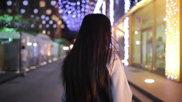 Mulher solidão andando à noite no centro da cidade ouvir música e relaxar — Vídeo de Stock