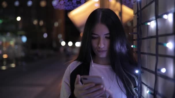 महिला मुझे रात शहर में स्मार्टफ़ोन से शूटिंग करने वाली कहानी वीडियो बनाती है — स्टॉक वीडियो