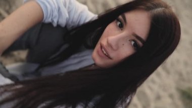 Nehir kumsalda oturma sevimli genç kadın portre