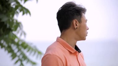 Mutlu Asya adam düşman yüz ve gülümseme
