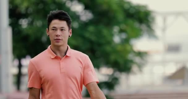 Asiático hombre caminar al aire libre — Vídeos de Stock