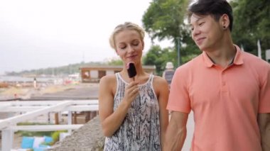 Yürüyüş ve birlikte eğlenmek dondurma yeme genç çift