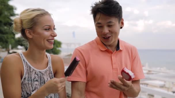 A fiatal pár, séta és eszik fagylaltot — Stock videók