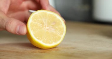 Bir limon bir bıçak ile kesmek, özgün ses içerir